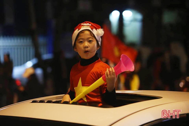 Người dân Hà Tĩnh reo mừng Việt Nam giành AFF Cup 2018