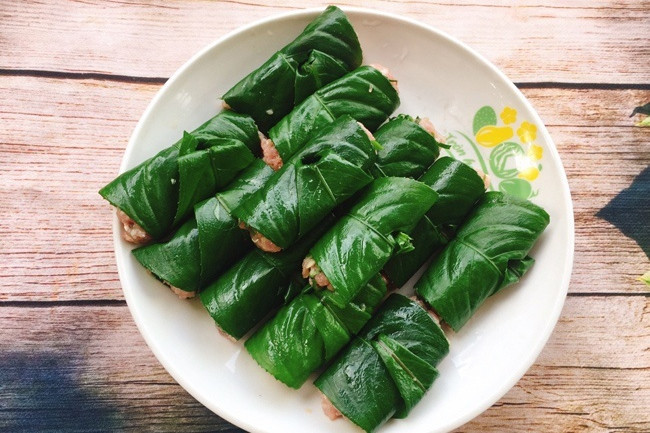 Làm chả thịt cuốn lá xương sông thơm lừng cả nhà