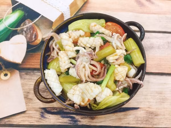 Mực xào dưa chua thanh ngọt nhâm nhi xem chung kết AFF Cup