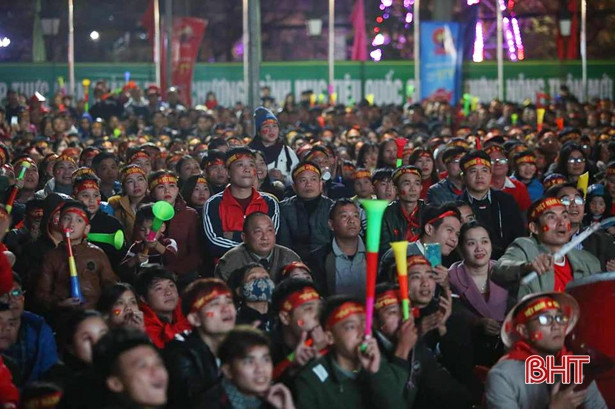 Người hâm mộ Hà Tĩnh “tiếp lửa” cho ĐT Việt Nam