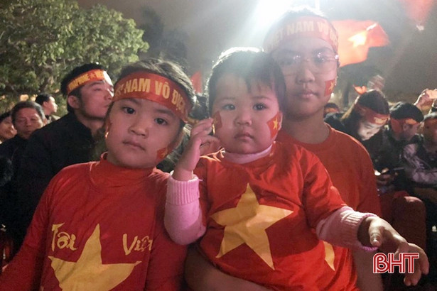 Người hâm mộ Hà Tĩnh “tiếp lửa” cho ĐT Việt Nam