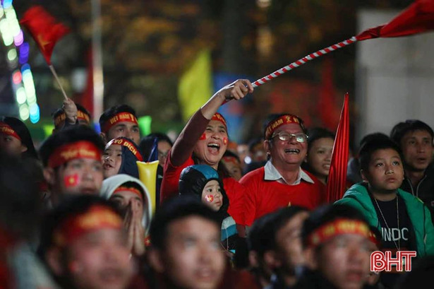 Người hâm mộ Hà Tĩnh “tiếp lửa” cho ĐT Việt Nam