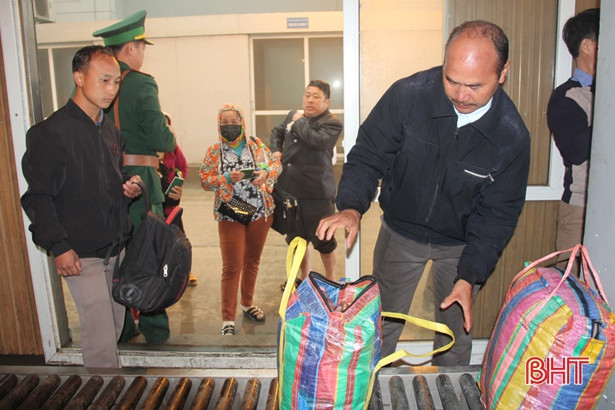 Cửa khẩu quốc tế Cầu Treo sôi động trong tháng cuối năm