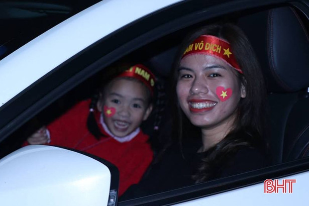 Người dân Hà Tĩnh reo mừng Việt Nam giành AFF Cup 2018