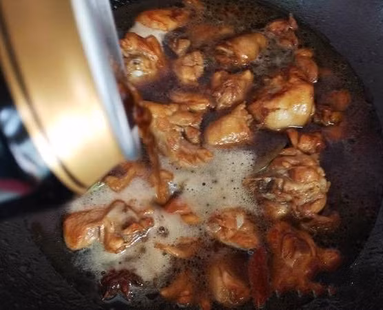 Mê mệt món gà om bia lạ miệng, ngon không tưởng