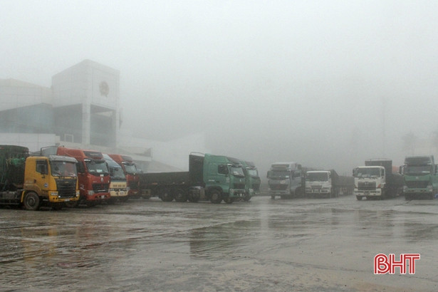 Cửa khẩu quốc tế Cầu Treo sôi động trong tháng cuối năm