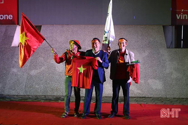 Người hâm mộ Hà Tĩnh “tiếp lửa” cho ĐT Việt Nam