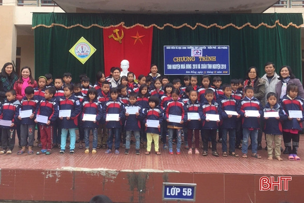 Trường THPT Chuyên Trần Phú - Hải Phòng tặng quà học sinh Sơn Hồng