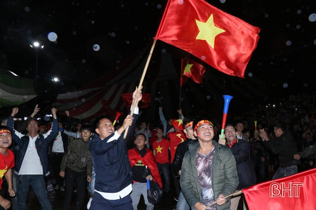 Người dân Hà Tĩnh cuồng nhiệt cổ vũ đội tuyển Việt Nam