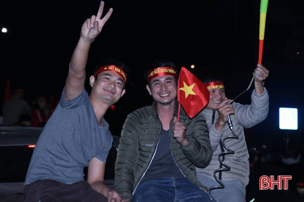 Người dân Hà Tĩnh reo mừng Việt Nam giành AFF Cup 2018