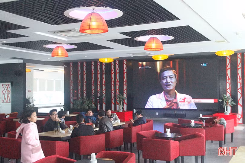 Cổ động viên Hà Tĩnh hừng hực khí thế cổ vũ đội tuyển Việt Nam