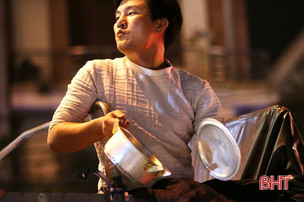 Xem lại những kiểu ăn mừng độc - lạ của CĐV Hà Tĩnh