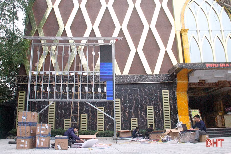 Cổ động viên Hà Tĩnh hừng hực khí thế cổ vũ đội tuyển Việt Nam