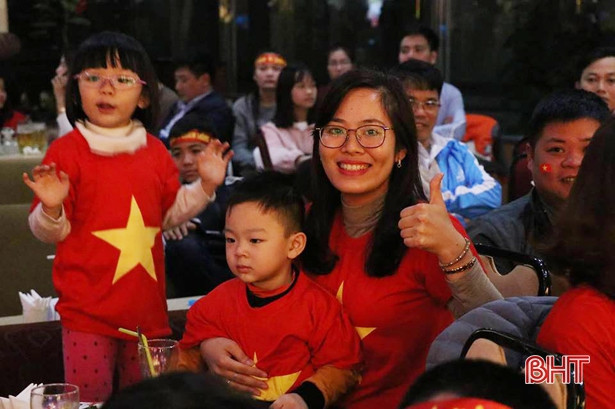 Người hâm mộ Hà Tĩnh “tiếp lửa” cho ĐT Việt Nam