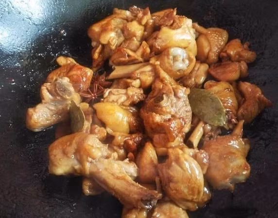 Mê mệt món gà om bia lạ miệng, ngon không tưởng