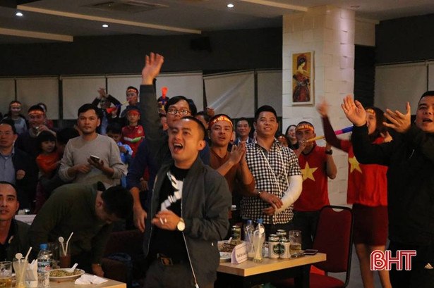 Người hâm mộ Hà Tĩnh “tiếp lửa” cho ĐT Việt Nam