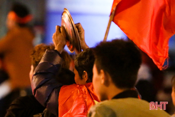 Xem lại những kiểu ăn mừng độc - lạ của CĐV Hà Tĩnh