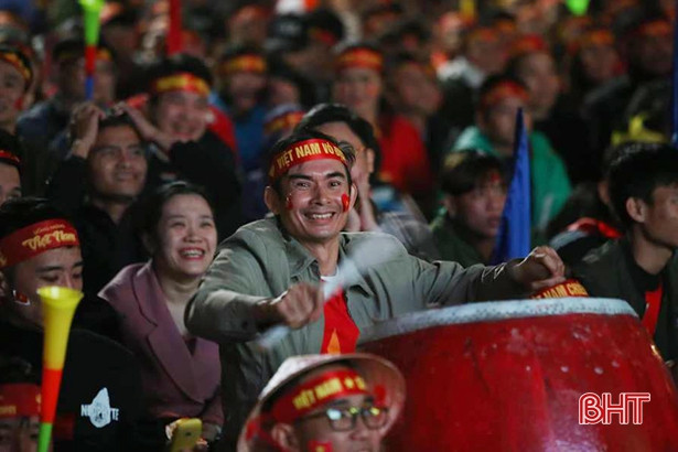 Người hâm mộ Hà Tĩnh “tiếp lửa” cho ĐT Việt Nam