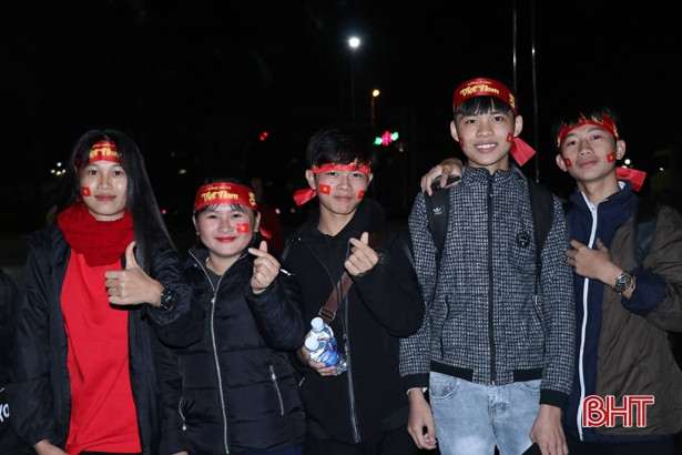 Người dân Hà Tĩnh cuồng nhiệt cổ vũ đội tuyển Việt Nam