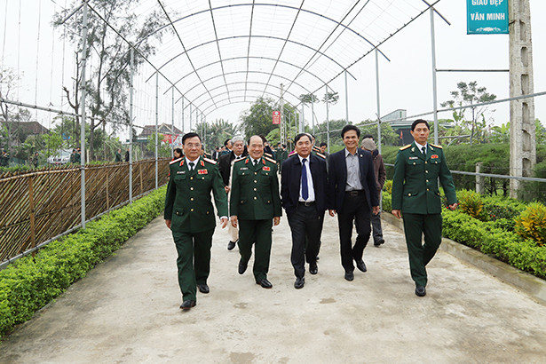 Đoàn sỹ quan cấp tướng tham quan dự án Formosa và NTM Hà Tĩnh