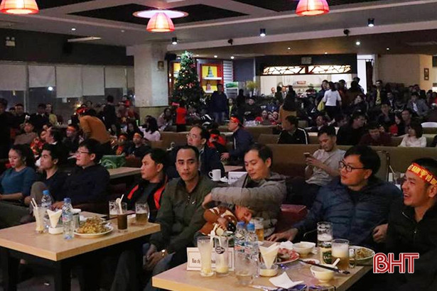 Người hâm mộ Hà Tĩnh “tiếp lửa” cho ĐT Việt Nam