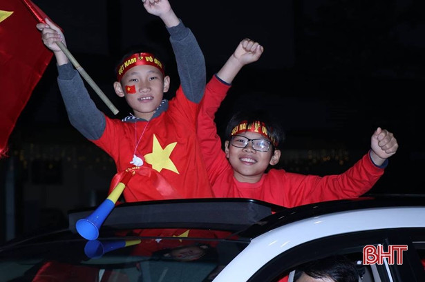 Người dân Hà Tĩnh reo mừng Việt Nam giành AFF Cup 2018