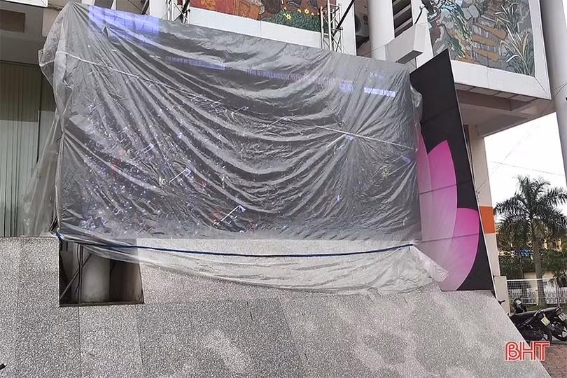 Cổ động viên Hà Tĩnh hừng hực khí thế cổ vũ đội tuyển Việt Nam