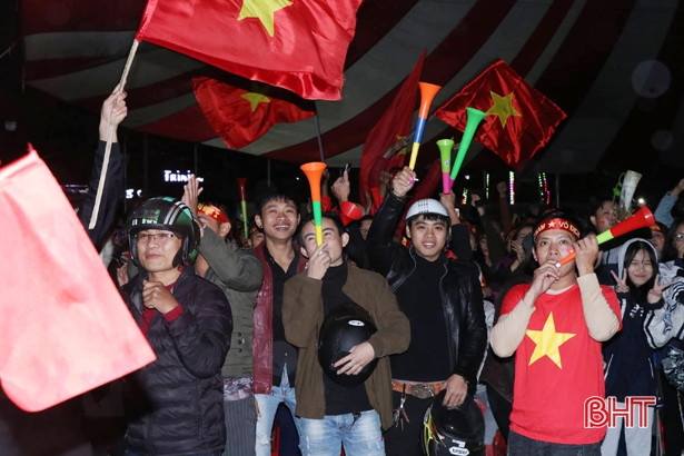 Người dân Hà Tĩnh cuồng nhiệt cổ vũ đội tuyển Việt Nam