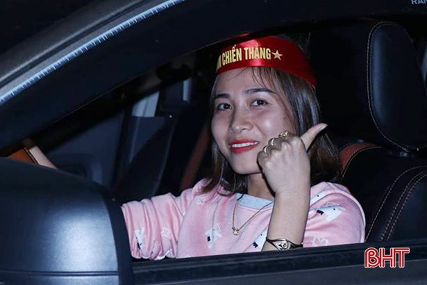 Người dân Hà Tĩnh reo mừng Việt Nam giành AFF Cup 2018