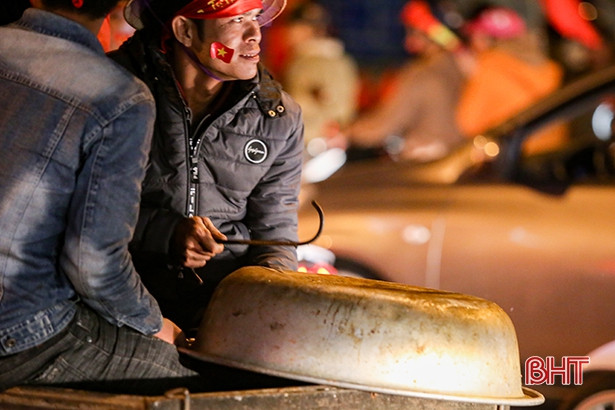 Xem lại những kiểu ăn mừng độc - lạ của CĐV Hà Tĩnh