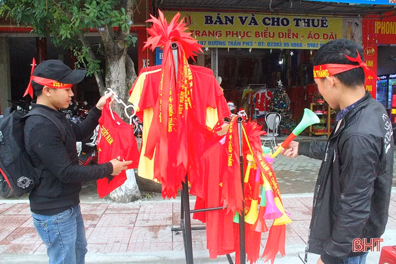 Cổ động viên Hà Tĩnh hừng hực khí thế cổ vũ đội tuyển Việt Nam