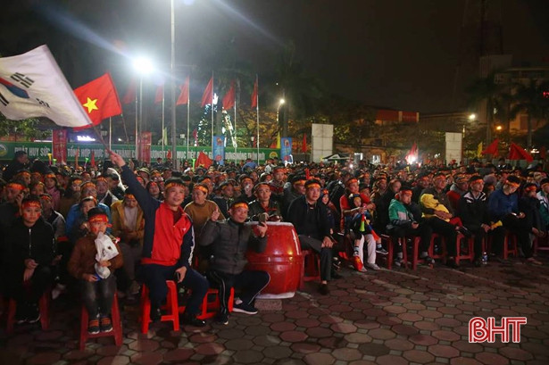 Người hâm mộ Hà Tĩnh “tiếp lửa” cho ĐT Việt Nam