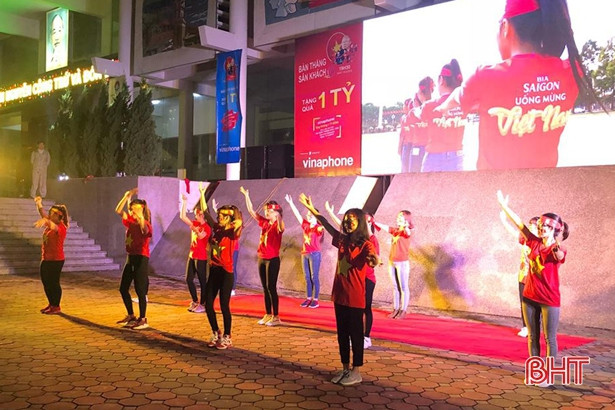 Người hâm mộ Hà Tĩnh “tiếp lửa” cho ĐT Việt Nam