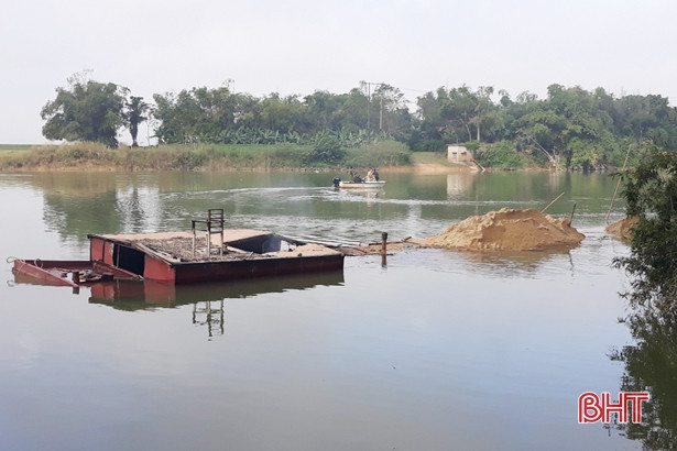 Bức xúc, người dân đốt xà lan khai thác cát “lậu”