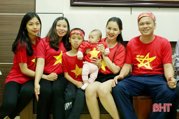 Người dân Hà Tĩnh cuồng nhiệt cổ vũ đội tuyển Việt Nam