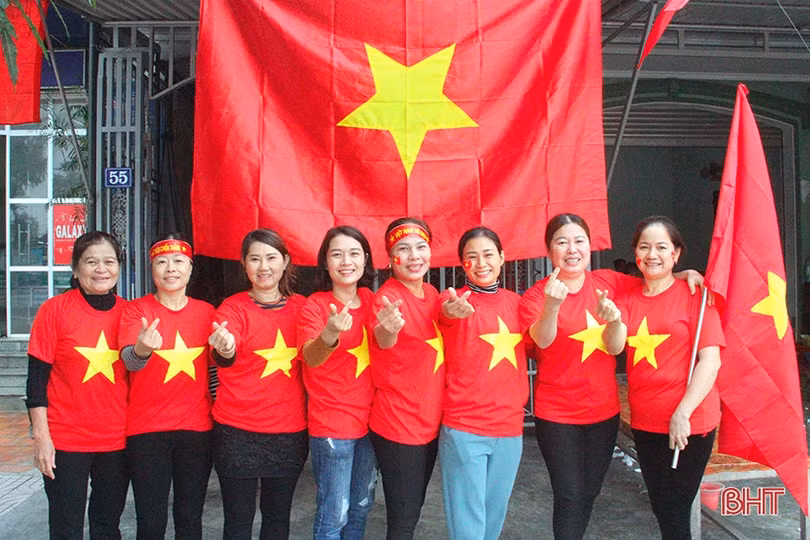 Cổ động viên Hà Tĩnh hừng hực khí thế cổ vũ đội tuyển Việt Nam