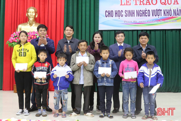 Thạch Hà trao tặng 10 xe đạp và 115 suất quà cho học sinh nghèo vượt khó