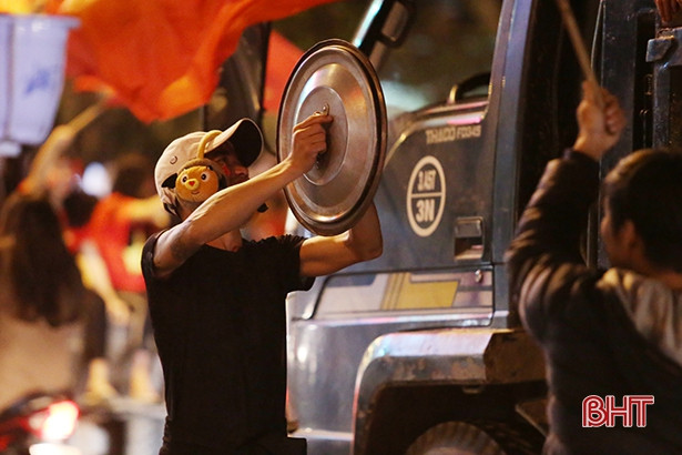 Xem lại những kiểu ăn mừng độc - lạ của CĐV Hà Tĩnh