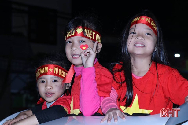 Người dân Hà Tĩnh reo mừng Việt Nam giành AFF Cup 2018