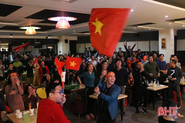 Người hâm mộ Hà Tĩnh “tiếp lửa” cho ĐT Việt Nam