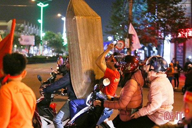 Xem lại những kiểu ăn mừng độc - lạ của CĐV Hà Tĩnh