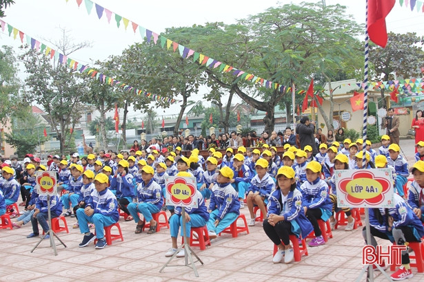 Trao tặng 250 đầu sách cho học sinh huyện Lộc Hà
