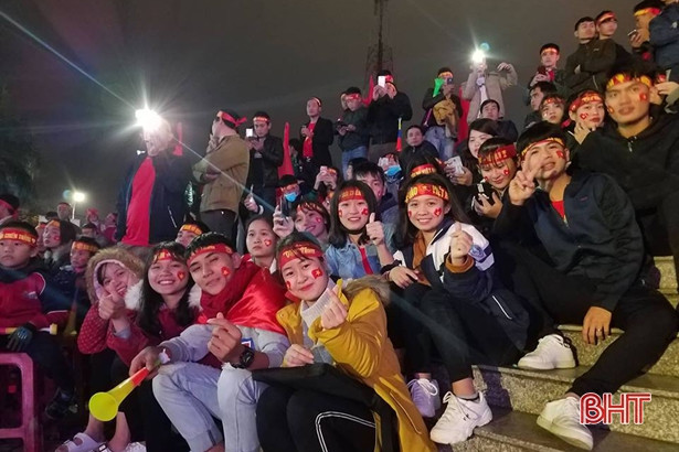 Người hâm mộ Hà Tĩnh “tiếp lửa” cho ĐT Việt Nam