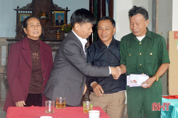 Bàn giao nhà tình nghĩa cho cựu chiến binh ở Hương Sơn