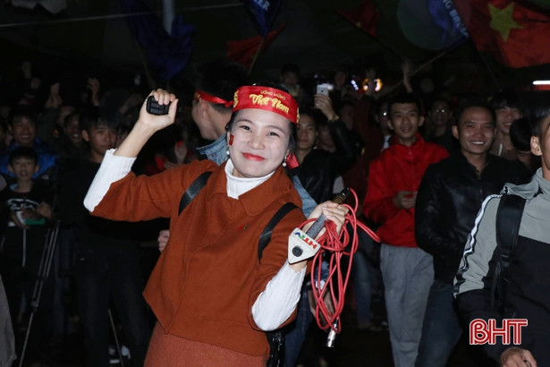 Người dân Hà Tĩnh cuồng nhiệt cổ vũ đội tuyển Việt Nam