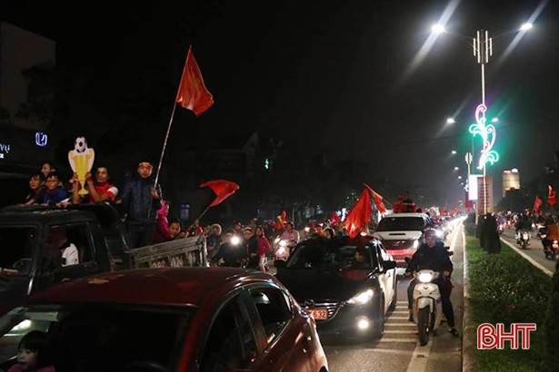 Người dân Hà Tĩnh reo mừng Việt Nam giành AFF Cup 2018