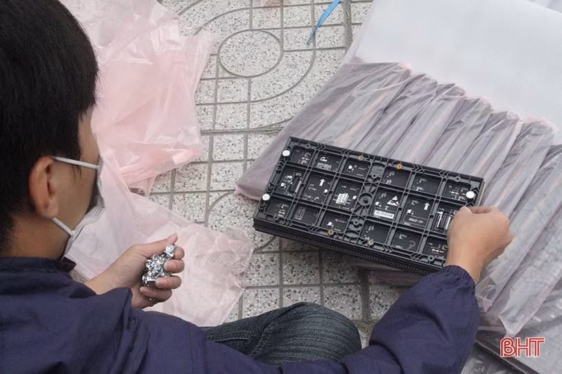 Cổ động viên Hà Tĩnh hừng hực khí thế cổ vũ đội tuyển Việt Nam