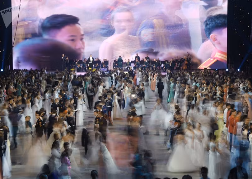 1.500 thiếu sinh quân tham gia tiệc khiêu vũ gần Điện Kremlin ở Moscow