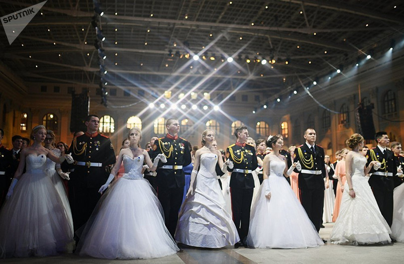 1.500 thiếu sinh quân tham gia tiệc khiêu vũ gần Điện Kremlin ở Moscow