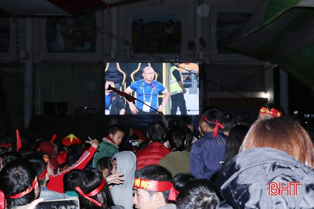 Người dân Hà Tĩnh cuồng nhiệt cổ vũ đội tuyển Việt Nam